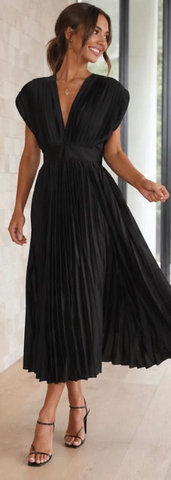 Aurora Valencia | Timeless Pleated Midi Dress